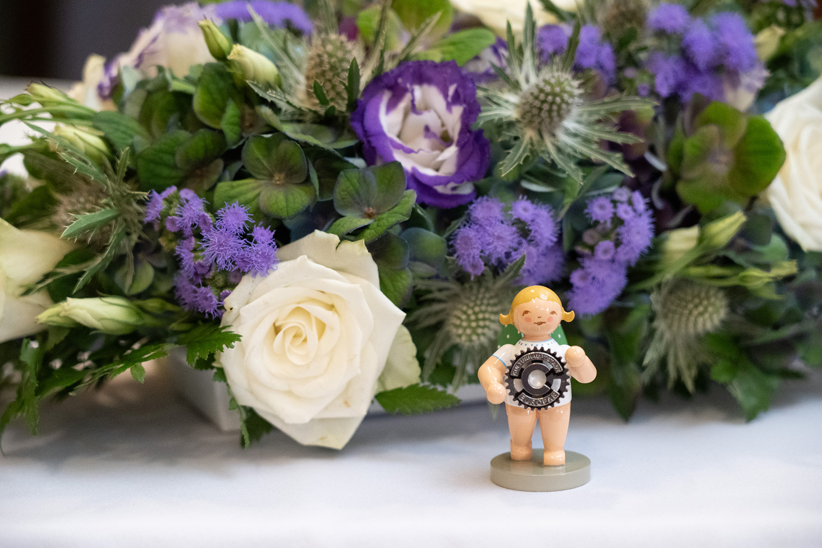 Figur mit dem alten Logo des Volkswagen-Motorenwerks Chemnitz