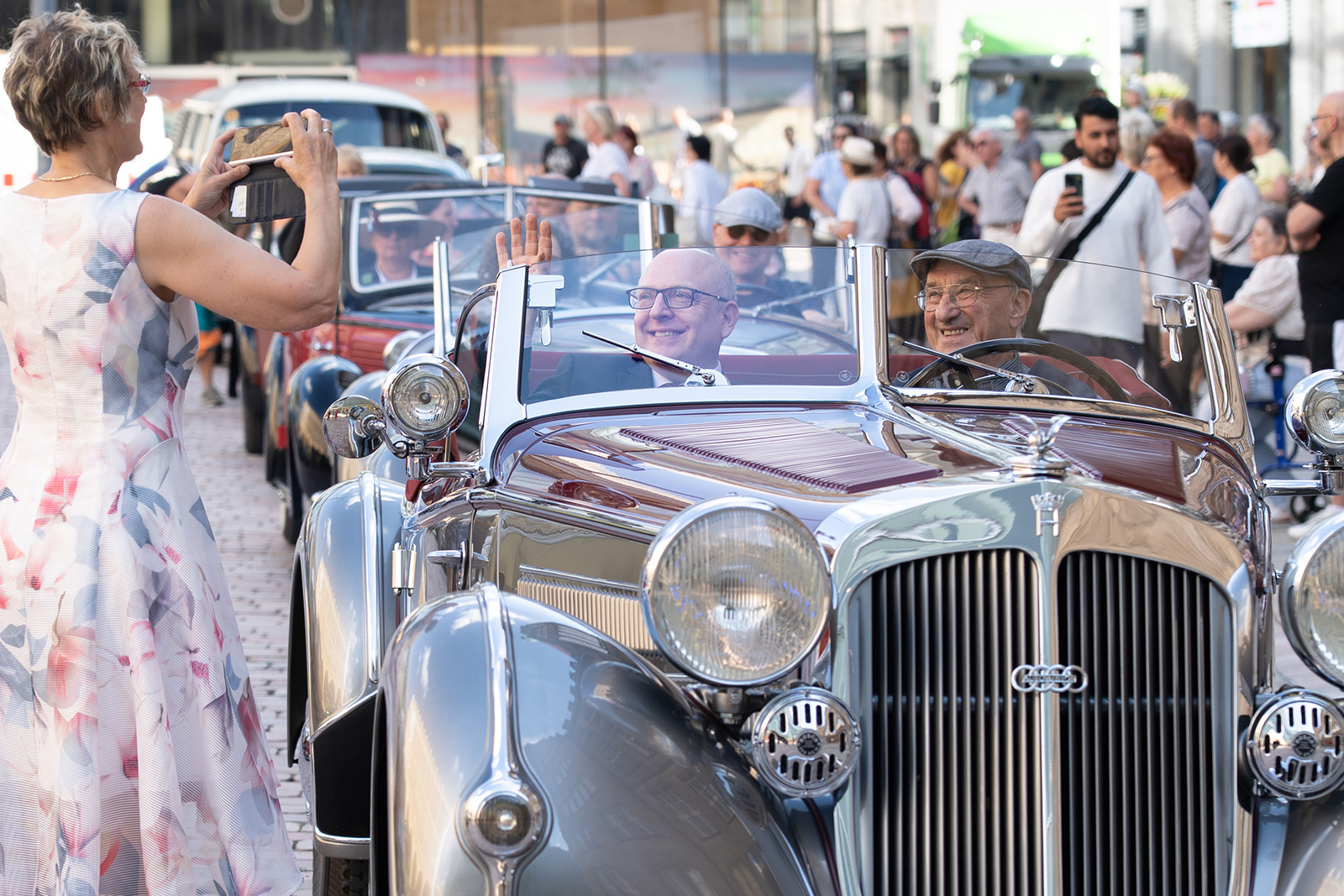 Auf dem Rathausplatz – Oldtimer-Parade des Käferclubs „Ferdinands Erben“
