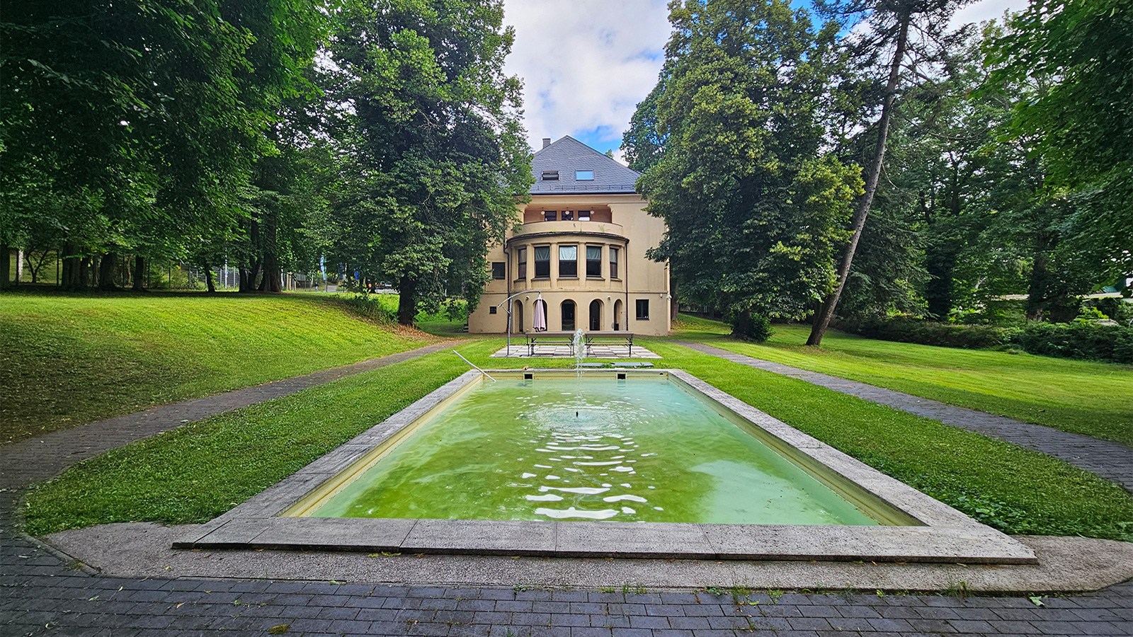 Die Villa Hahn befindet sich in der Nähe des Carl-Hahn-Gartens