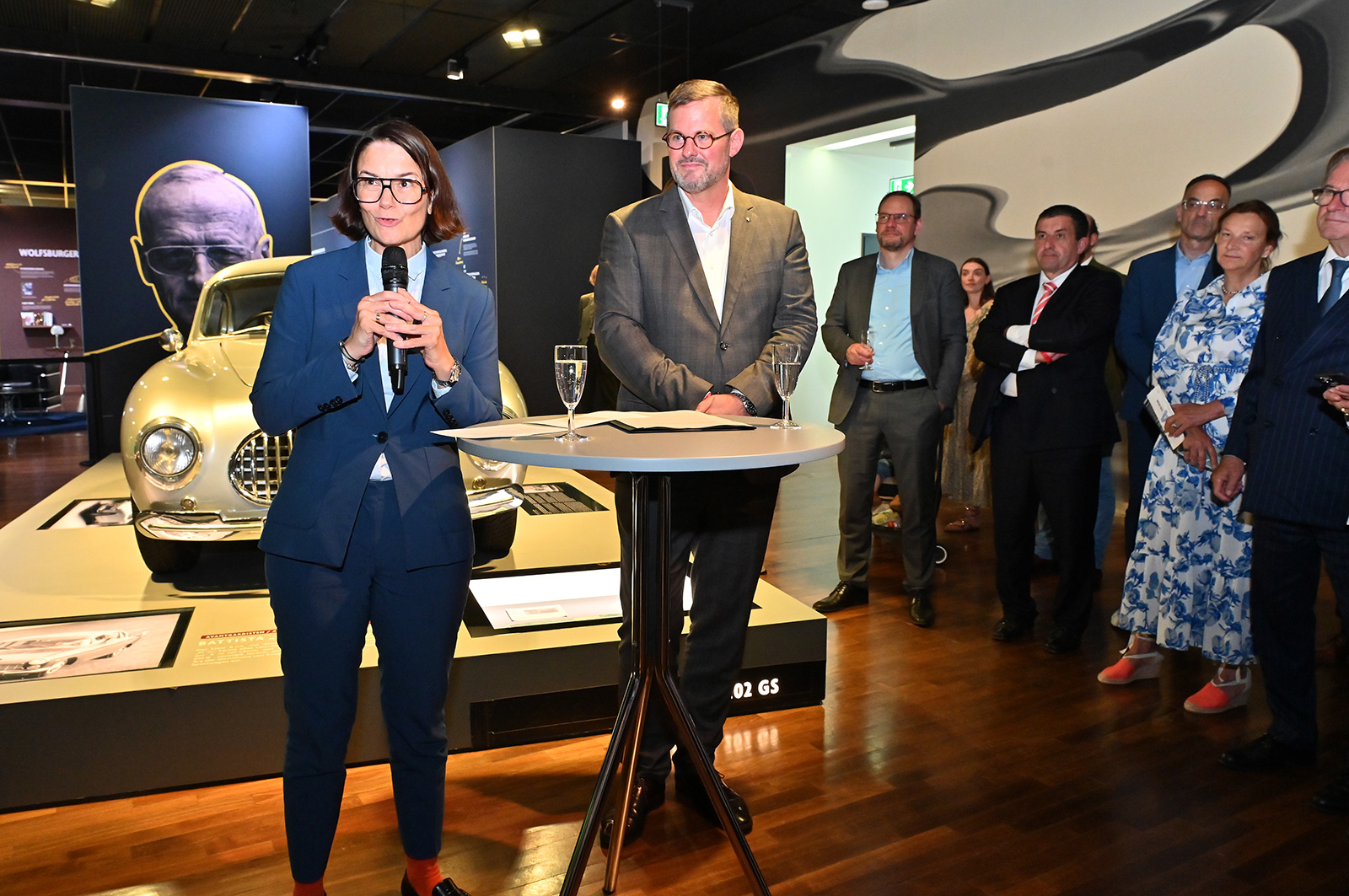 Edith Gerhardt, Vorsitz der Geschäftsführung der Autostadt, Dieter Landenberger, Leiter Heritage Volkswagen