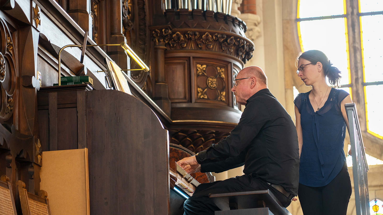 Steffen Walther spielt an der Ladegast-Jehmlich-Orgel