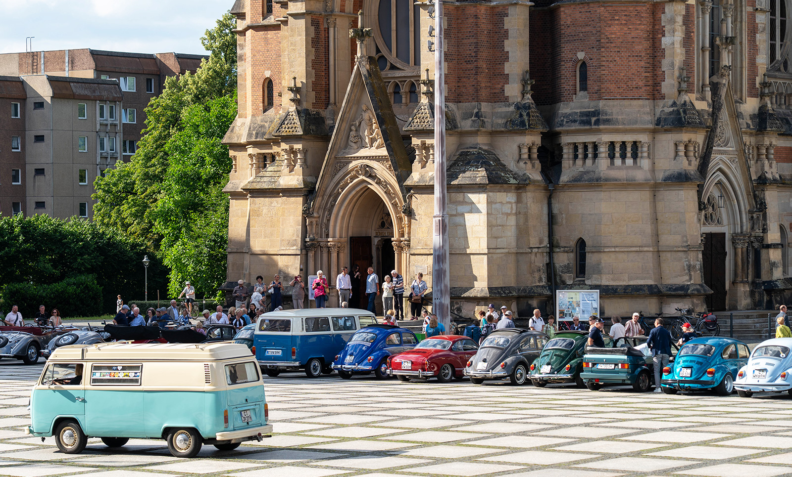 Der Oldtimerclub vor der St. Petrikirche