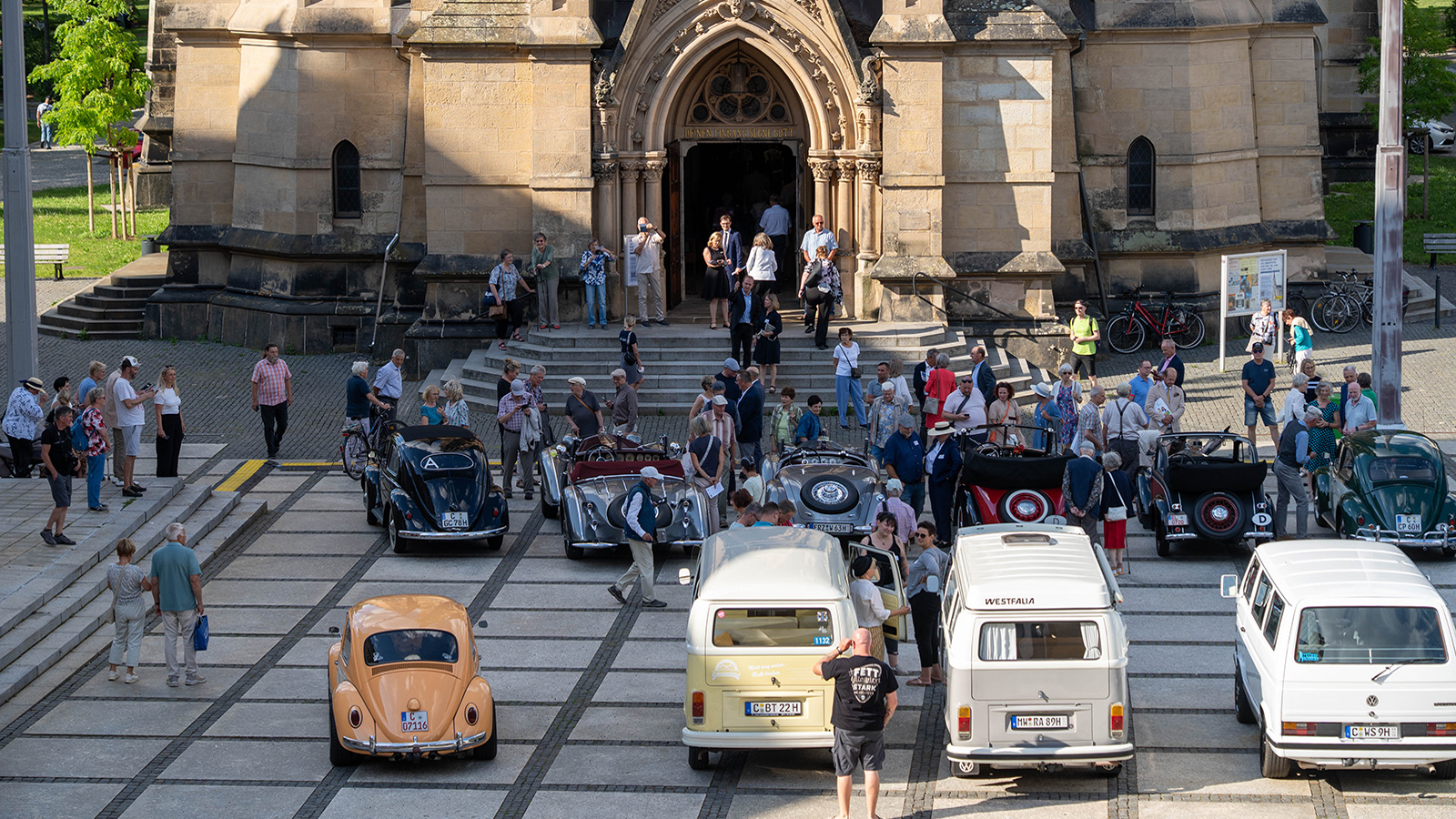 Der Oldtimerclub vor der St. Petrikirche