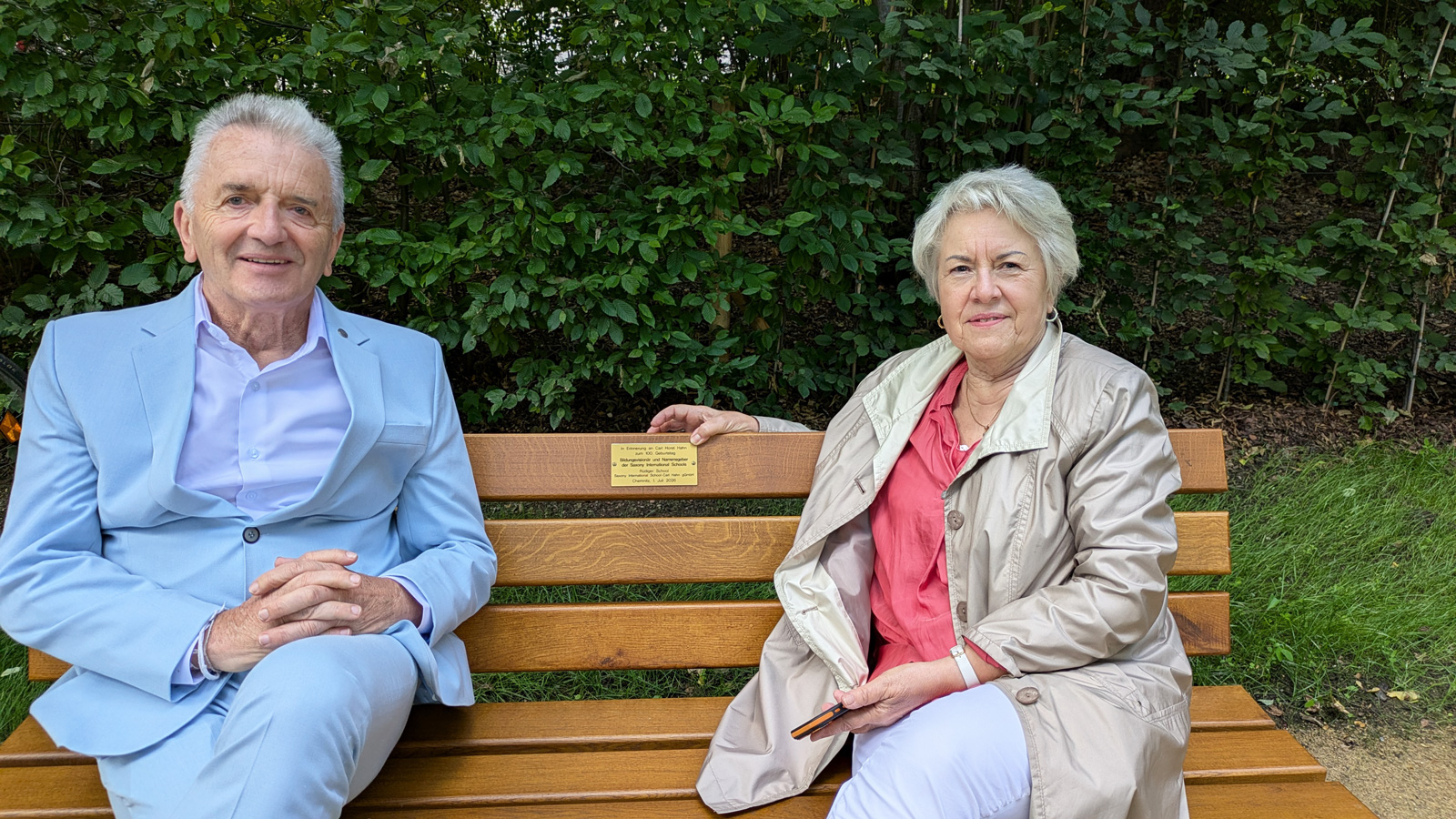 Gründer und Geschäftsführer Rüdiger School und seine Ehefrau auf von der SIS gesponserten Bank