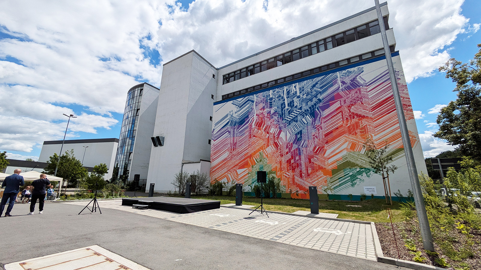 Wandkunstwerk von Mariusz Waras am Volkswagen Motorenwerk
in Chemnitz