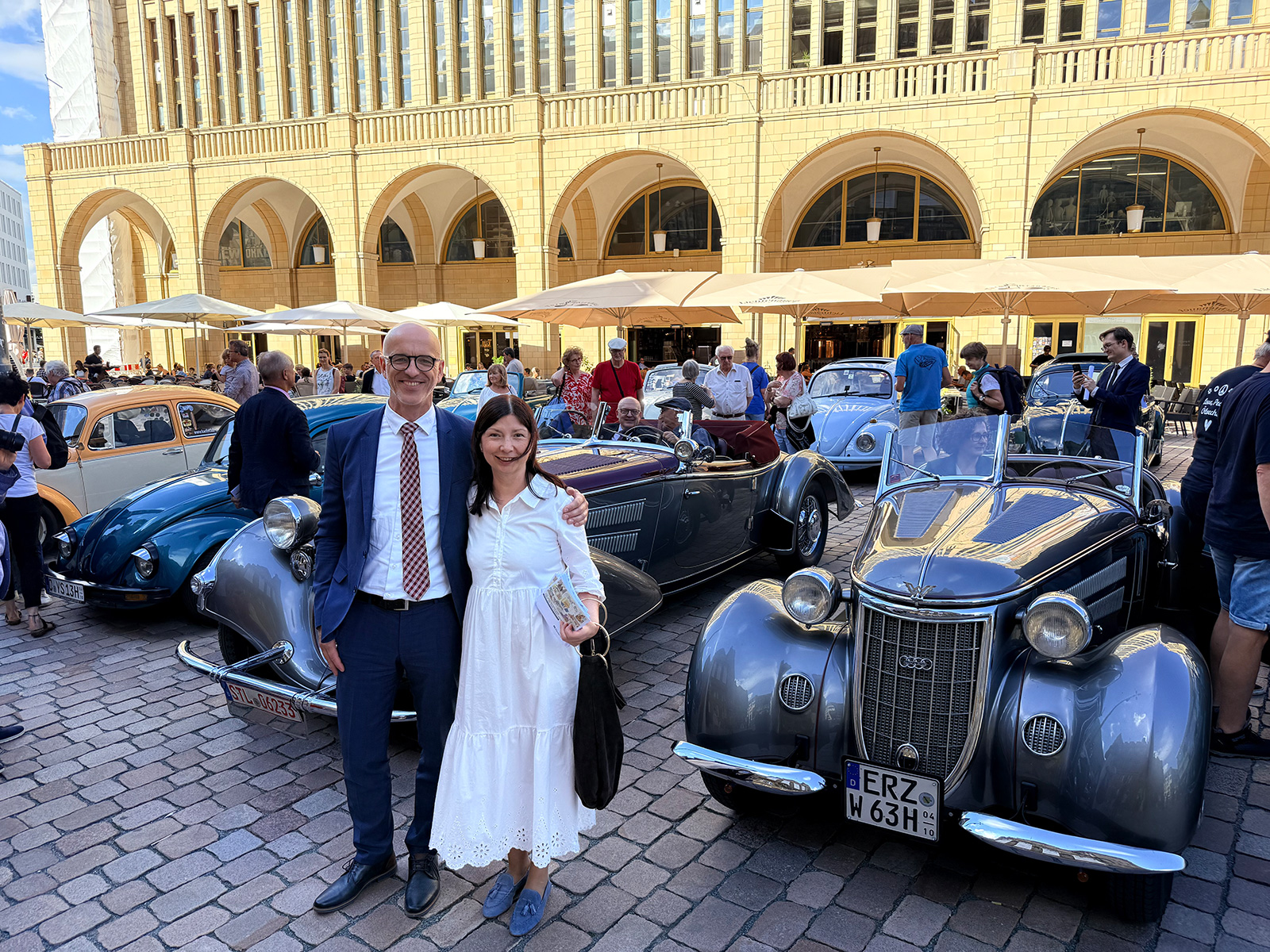 Auf dem Rathausplatz – Oldtimer-Parade des Käferclubs „Ferdinands Erben“