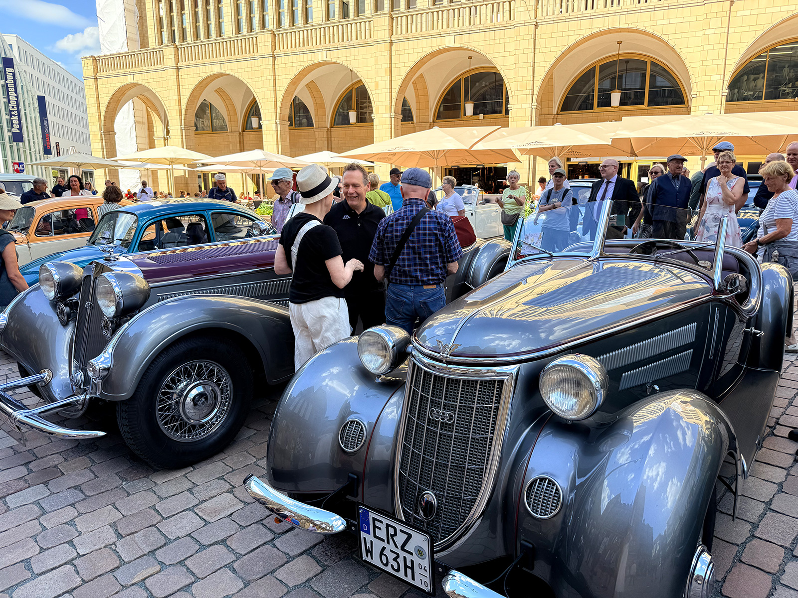 Auf dem Rathausplatz – Oldtimer-Parade des Käferclubs „Ferdinands Erben“