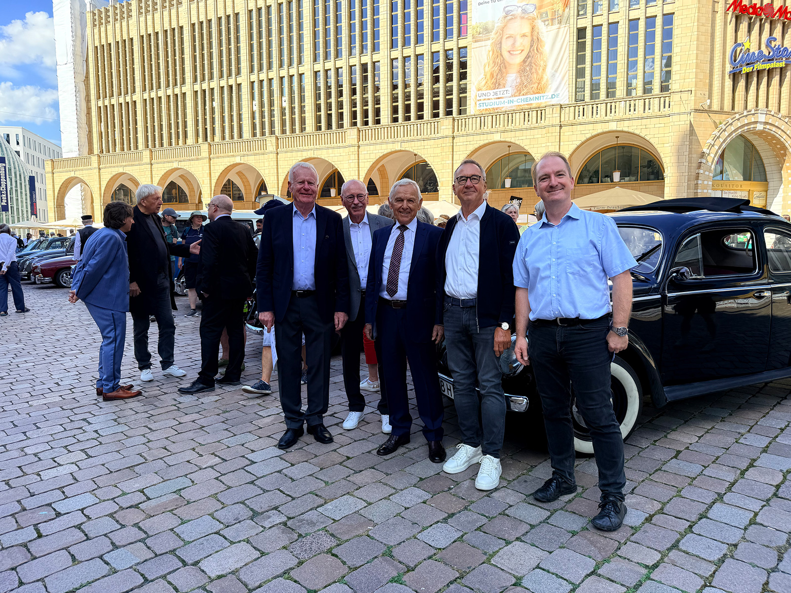Auf dem Rathausplatz – Oldtimer-Parade des Käferclubs „Ferdinands Erben“