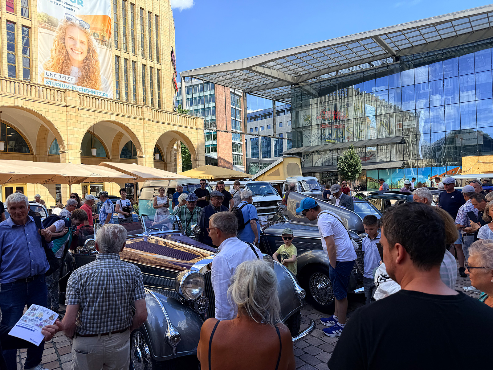 Auf dem Rathausplatz – Oldtimer-Parade des Käferclubs „Ferdinands Erben“